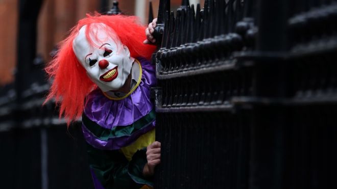 Batman llegó a Reino Unido para luchar contra payasos terroríficos