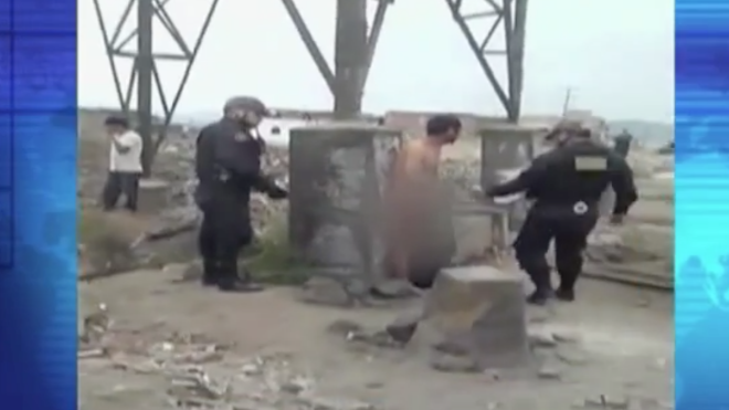 VIDEO: Desnudan y amarran a torre de alta tensión a supuesto ladrón