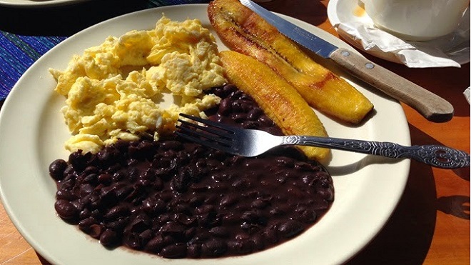 desayuno. comida, frijoles