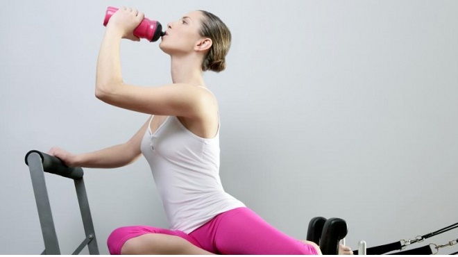 mujer tomando agua y tener buenas sus defensas