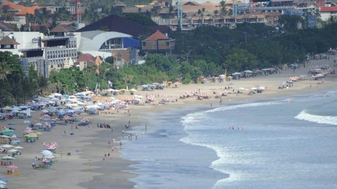 AFP/Archivos / Sonny TumbelakaUna playa de la isla indonesia de Bali, el 23 de junio de 2011
