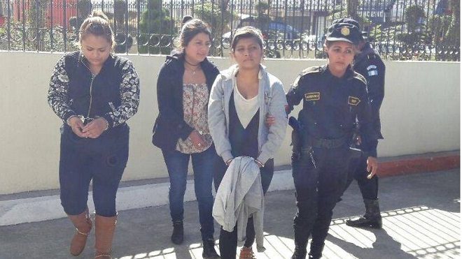 Tres mujeres fueron capturadas cuando robaban su estreno navideño