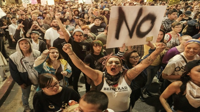 AFP/Archivos / Ringo ChiuUn grupo de manifestantes se reúne en protesta por la elección de Donald Trump como presidente de Estados Unidos, el 9 de noviembre de 2016, un día después de los comicios, frente al Ayuntamiento de Los Ángeles