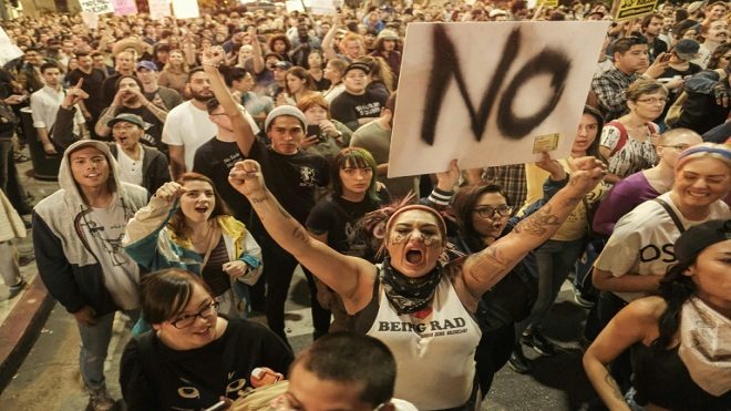 AFP/Archivos / Ringo ChiuUn grupo de manifestantes se reúne en protesta por la elección de Donald Trump como presidente de Estados Unidos, el 9 de noviembre de 2016, un día después de los comicios, frente al Ayuntamiento de Los Ángeles