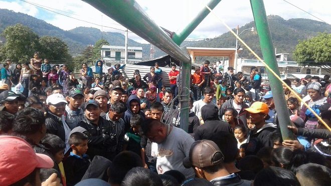 Pobladores pretenden linchar a supuesto estafador en Cunén, Quiché