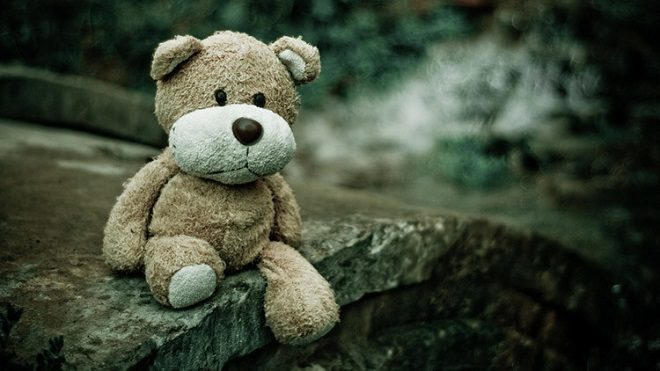 muerte de una adolescente de 15 años- Oso de peluche en una banqueta