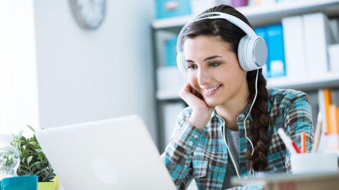 Mucha gente dice que escuchar música les permite trabajar mejor. THINKSTOCK
