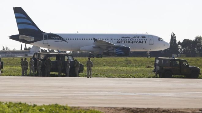 REUTERS Este es el avión que aterrizó en Malta este viernes y que pertenece a la aerolínea Afriqiyah Airway. avión
