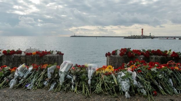 Vasily MaximovFlores en memoria de los fallecidos en el accidente del avión ruso estrellado en el mar Negro