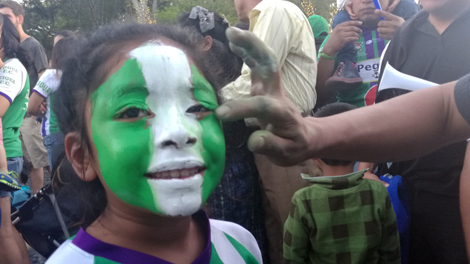 Antigua niña pintada con la bandera