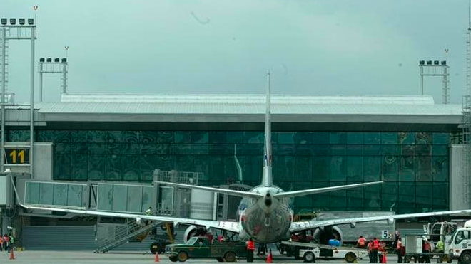 Caos en el Aeropuerto La Aurora por falta de empleados