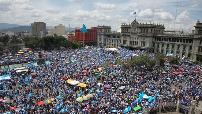 Guatemaltecos protestan frente al Palacio Nacional