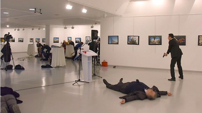 AFP: EMBAJADOR RUSO MUERE TRAS ATAQUE ARMADO DE UN POLICÍA FOTO EN ACCIÓN