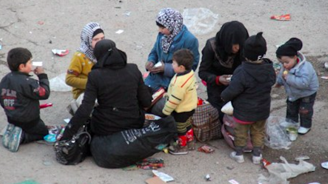 Refugiados de Alepo comen un poco para recuperar fuerzas.