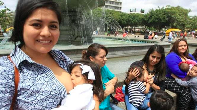 Madres amamantando a sus bebés en la Plaza Central