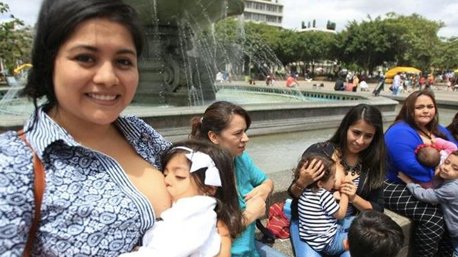 Madres amamantando a sus bebés en la Plaza Central