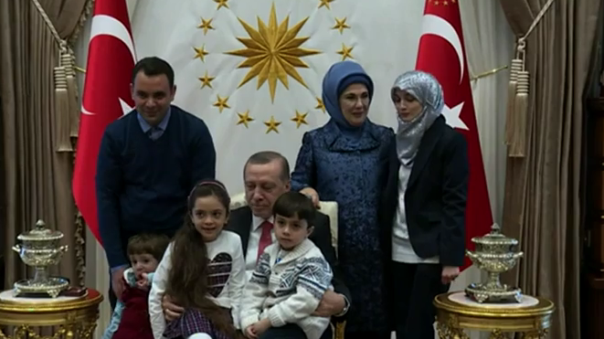 Erdogan junto a niña siria que tuiteaba sobre infierno en Alepo