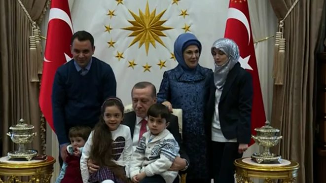 Erdogan junto a niña siria que tuiteaba sobre infierno en Alepo