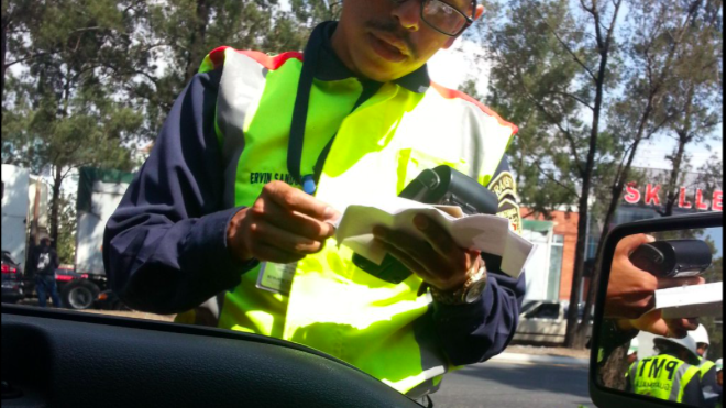 AGENTE DE PMT poniendo multas de tránsito