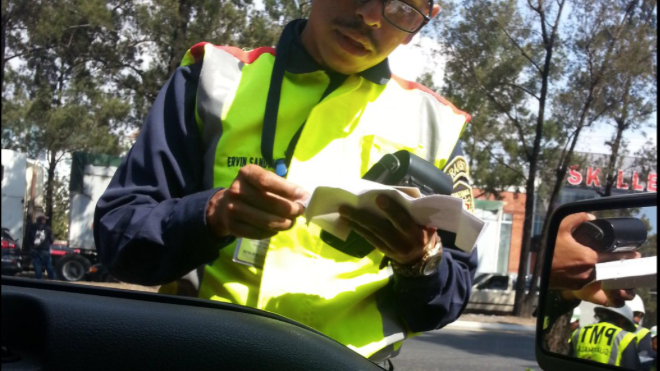 AGENTE DE PMT poniendo multas de tránsito