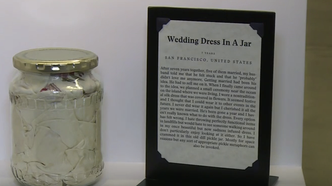 Museo de las rupturas en Los Ángeles, vestido de novia en un frasco.