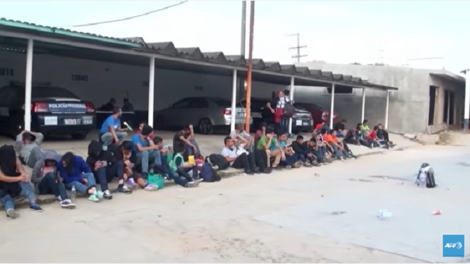 Rescatan a 111 indocumentados abandonados en tráiler en México
