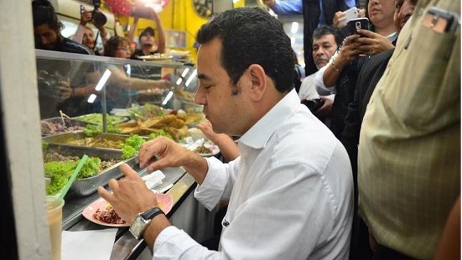 jimmy-morales-comiendo