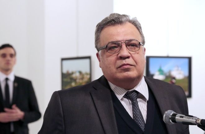 AP Karlov ofrecía un discurso en una galería de arte en Ankara cuando fue muerto a tiros.