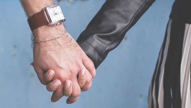 Pareja tomados de la mano