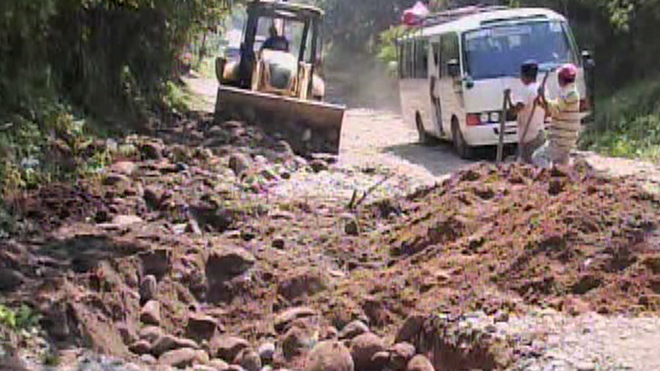 transportistas-reparan-carretera-con-daño-extremo-en-sur