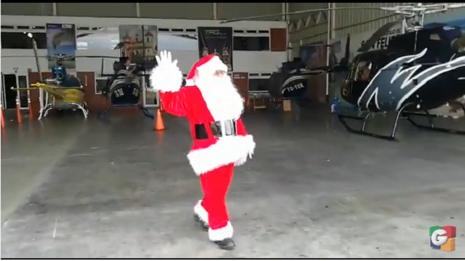 Santa Claus saludando a los niños del San Juan de Dios