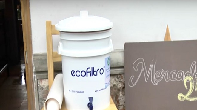 Filtro de agua colocado en restaurantes para acceso de agua potable a los peatones