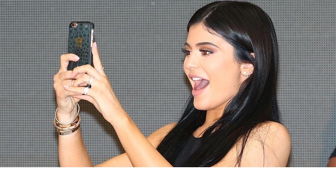 Mujer se toma fotografías para utilizar los filtros de messenger facebook