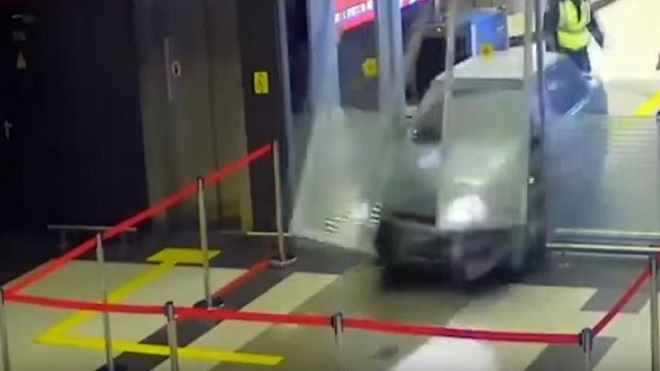Conductor ebrio protagoniza pesecución dentro del aeropuerto