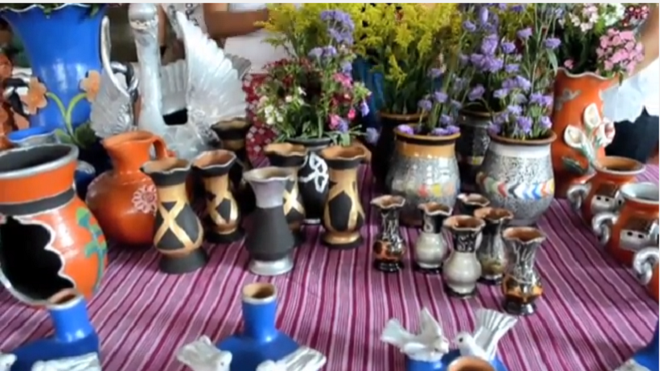 elaboración de jarrones, por las mujeres artesanas