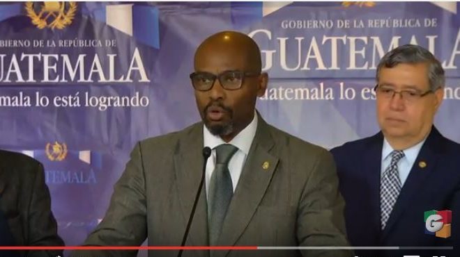 Ministro - Empresas no cuentan con licencia