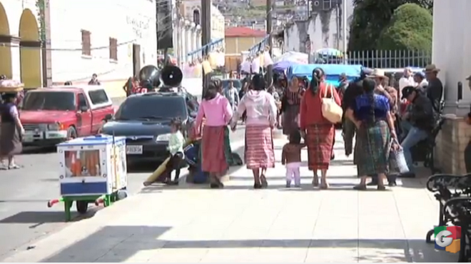 familias caminando por las calles de Totonicapán