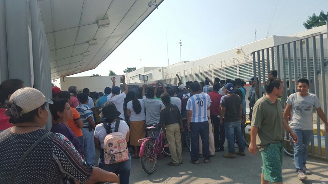 En San Marcos cierran paso con México por "gasolinazo"