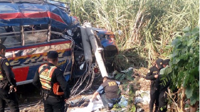 [GALERÍA] Un hombre muere aplastado en busazo de Escuintla