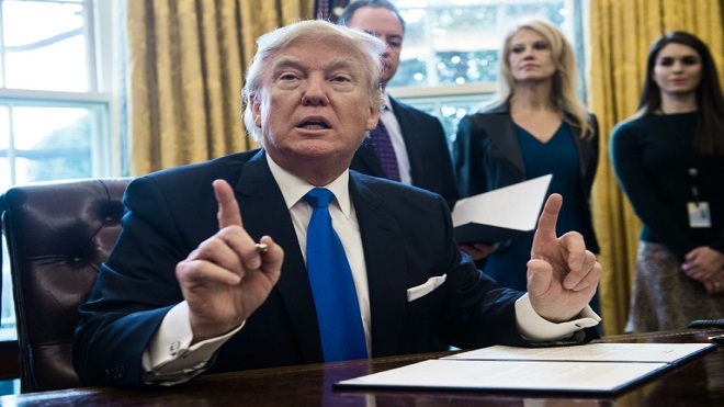 AFP / Nicholas KammEl presidente de EEUU, Donald Trump, habla antes de firmar una orden ejecutiva en el Despacho Oval de la Casa Blanca, en Washington, el 24 de enero de 2017 CICIG