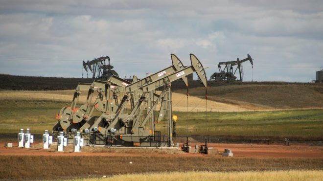 AFP/Archivos / Robyn BeckUnas bombas de extracción de un campo petrolero en Williston (Dakota del Norte), en una imagen del 6 de septiembre de 2016