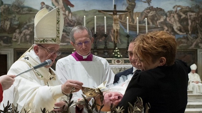 El papa exhorta a las madres a darle el pecho a sus bebés