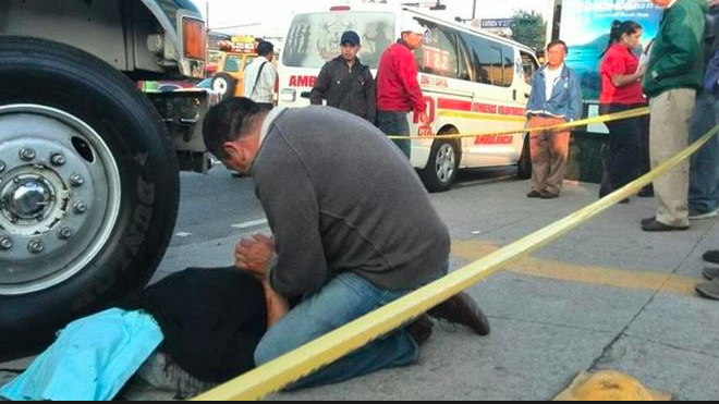 familiar llora a su muerto en un bus- violencia- guatemala