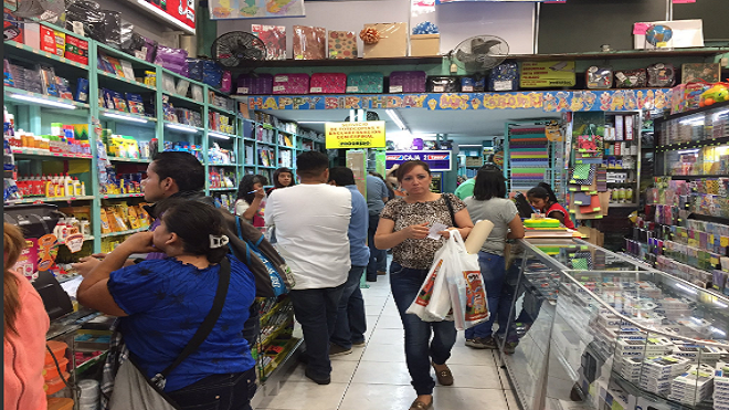 Librerías abarrotadas, padres de familia inician compra de útiles