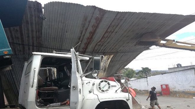 Ramas, árboles y vallas caídas, parte del daño que han causado los fuertes vientos