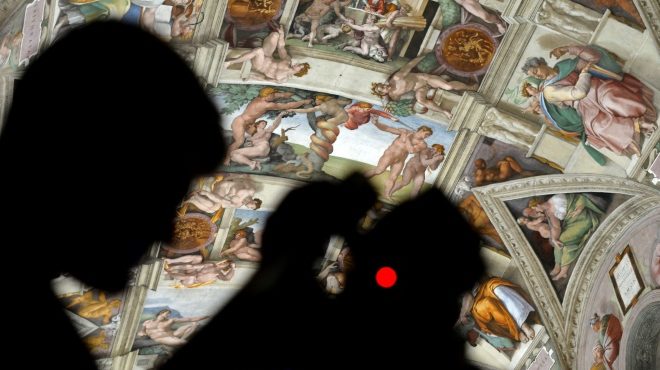 AFP/Archivos / Filippo MonteforteUn periodista toma imágenes dentro de la Capilla Sixtina en El Vaticano, el 29 de octubre de 2014