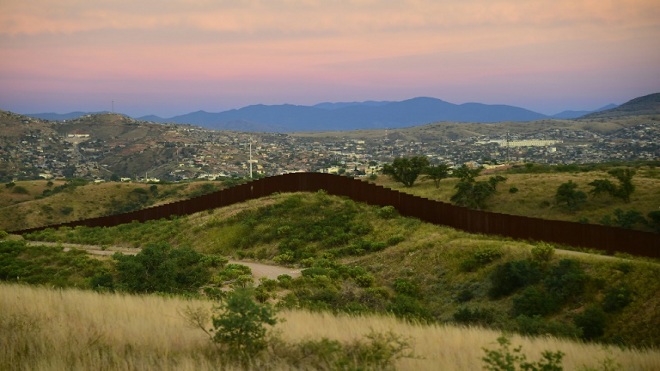 AFP/Archivos / Frederic J. BownNogales en el estado mexicano de Sonora, vista desde Nogales en el estado de Arizona del vecino país, separadas por un muro, el 12 de octubre de 2016