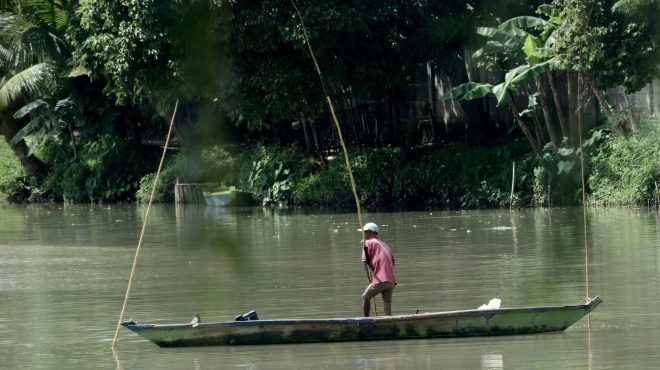 AFP / Goh Chai HinUna barca de madera surca el río Ciliwung en Yakarta el 22 de diciembre de 2016