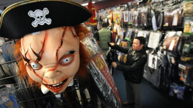 AFP/Archivos / TIM SLOANUna máscara de Chucky, el célebre muñeco de la saga de horror hollywoodense, en venta en una tienda de Washington, el 22 de octubre de 2008