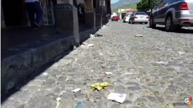 Basura en las calles de La Antigua, se convierte en discusión
